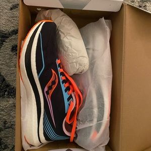 NEW IN BOX Sauconys Endorphin Speed Women size 9.5